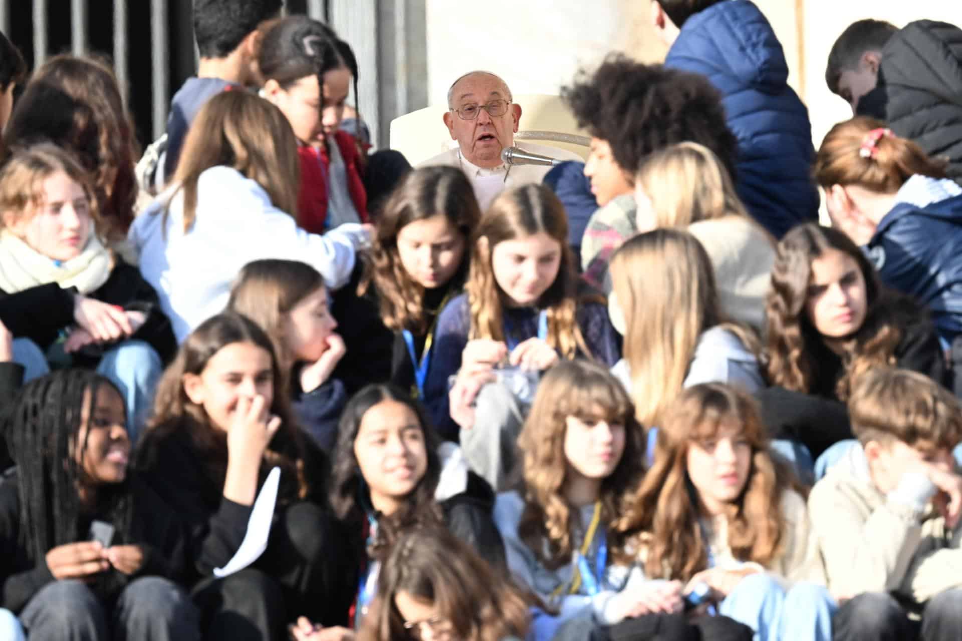 El papa Francisco (C) preside la audiencia general semanal en la Plaza de San Pedro, Ciudad del Vaticano, el 27 de noviembre de 2024. EFE/EPA/MAURIZIO BRAMBATTI