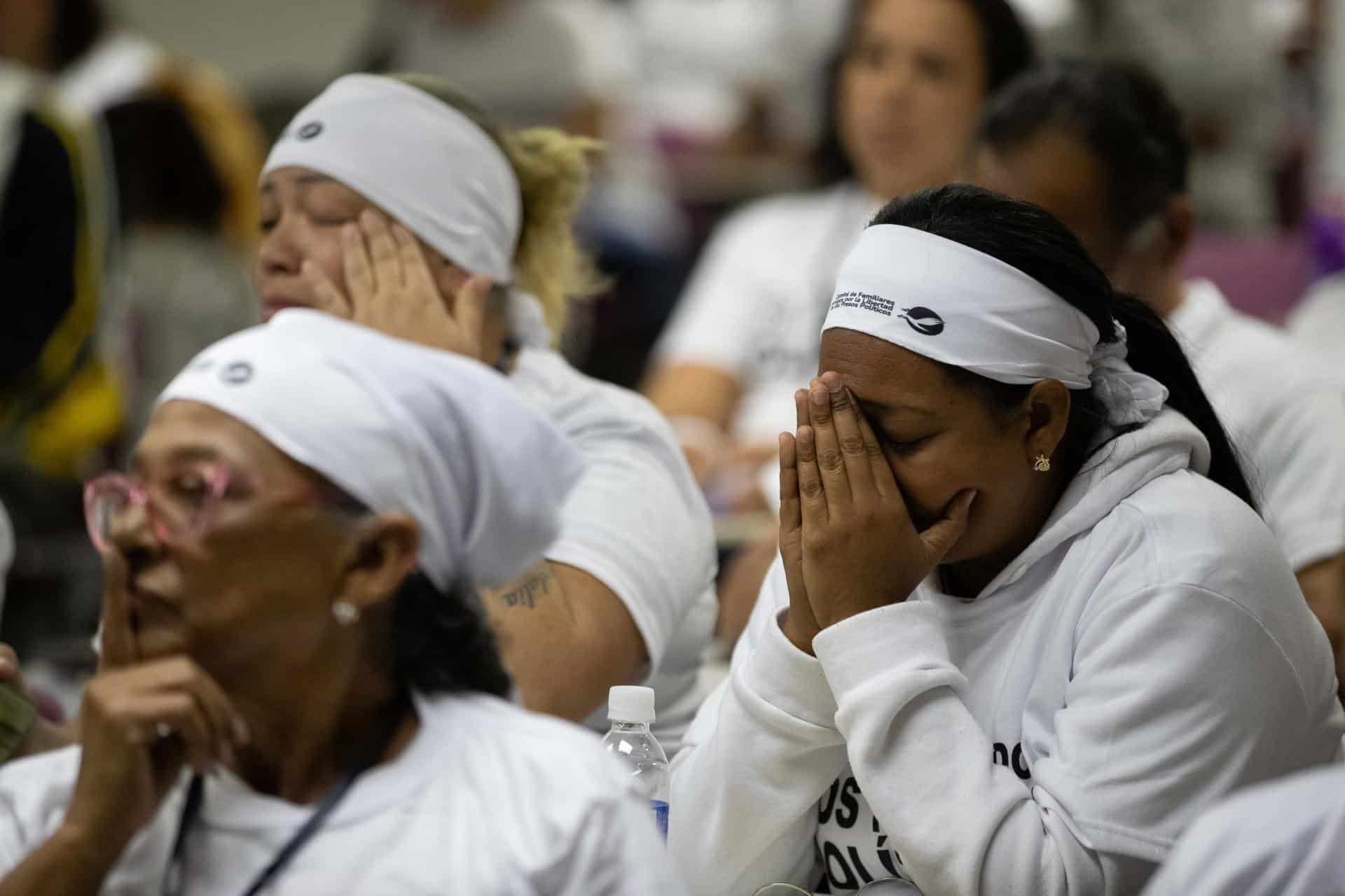 Fotografía del 16 de noviembre de 2024 en donde se ven familiares de "presos políticos" que lloran en una charla en Caracas (Venezuela). EFE/ Ronald Peña