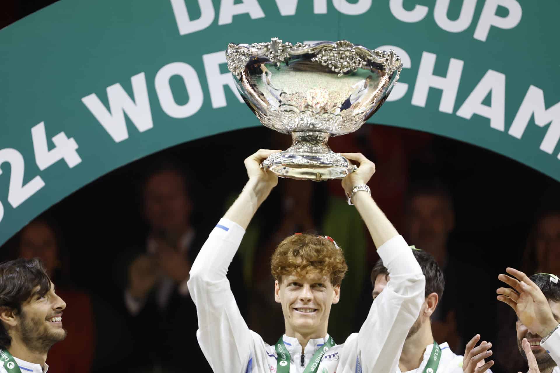 El italiano Jannik Sinner celebra su victoria en la final de la Copa Davis tras derrotar a Paises Bajos. EFE/ Jorge Zapata.