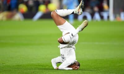 El jugador del Real Madrid Kylian Mbappe cae sobre el terreno de juego durante el partido de la quinta jornada de la UEFA Champions League entre Liverpool y Real Madrid en Liverpool, Reino Unido. EFE/EPA/PETER POWELL