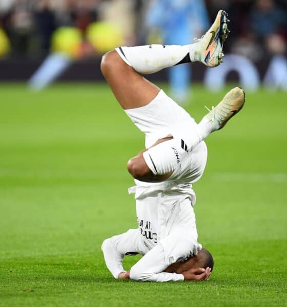 El jugador del Real Madrid Kylian Mbappe cae sobre el terreno de juego durante el partido de la quinta jornada de la UEFA Champions League entre Liverpool y Real Madrid en Liverpool, Reino Unido. EFE/EPA/PETER POWELL