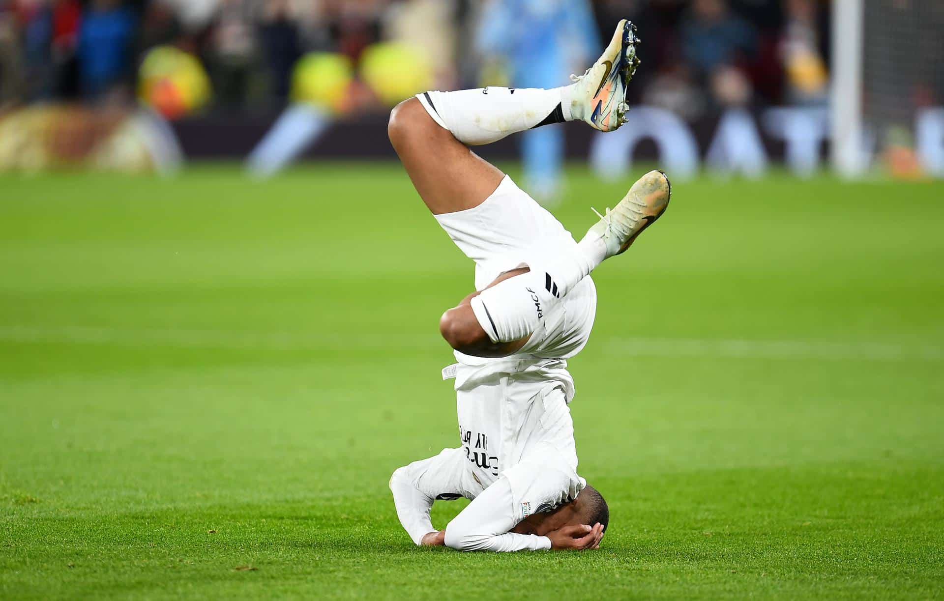 El jugador del Real Madrid Kylian Mbappe cae sobre el terreno de juego durante el partido de la quinta jornada de la UEFA Champions League entre Liverpool y Real Madrid en Liverpool, Reino Unido. EFE/EPA/PETER POWELL