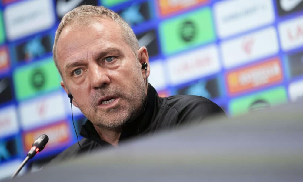 SANT JOAN DESPÍ (BARCELONA), 02/11/2024.- El entrenador del FC Barcelona, Hans Flick (c), da una rueda de prensa tras dirigir el entrenamiento del equipo en el estadio Johan Cruyff, en Sant Joan Despí (Barcelona). EFE/ Enric Fontcuberta