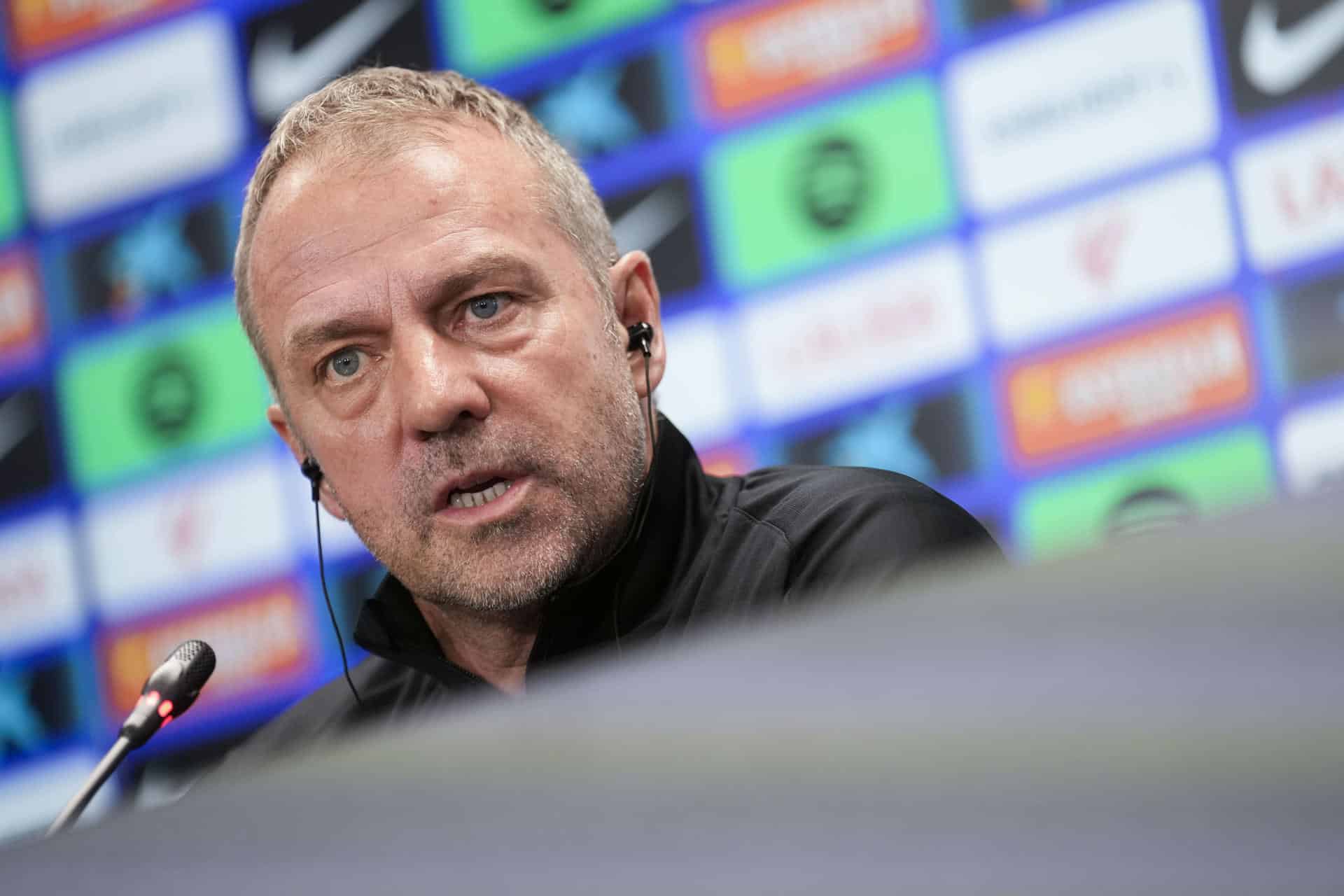 SANT JOAN DESPÍ (BARCELONA), 02/11/2024.- El entrenador del FC Barcelona, Hans Flick (c), da una rueda de prensa tras dirigir el entrenamiento del equipo en el estadio Johan Cruyff, en Sant Joan Despí (Barcelona). EFE/ Enric Fontcuberta