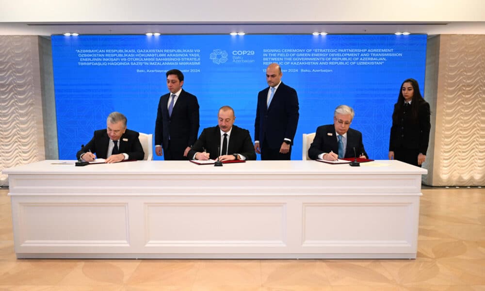 Los presidentes de Uzbekistán, Shavkat Mirziyóyev; Azerbaiyán, Ilham Aliyev, y Kazajistán, Kasim-Yomart Tokáyev de izda a dcha, firman un acuerdo de asociación estratégica para la producción y transmisión de energía verde, , este miércoles en el marco de la cumbre del clima de la ONU que arrancó este lunes en Bakú, Azerbaiyán, (COP29). EFE/ Presidencia de Kazajistán/SOLO USO EDITORIAL/SOLO DISPONIBLE PARA ILUSTRAR LA NOTICIA QUE ACOMPAÑA (CRÉDITO OBLIGATORIO)