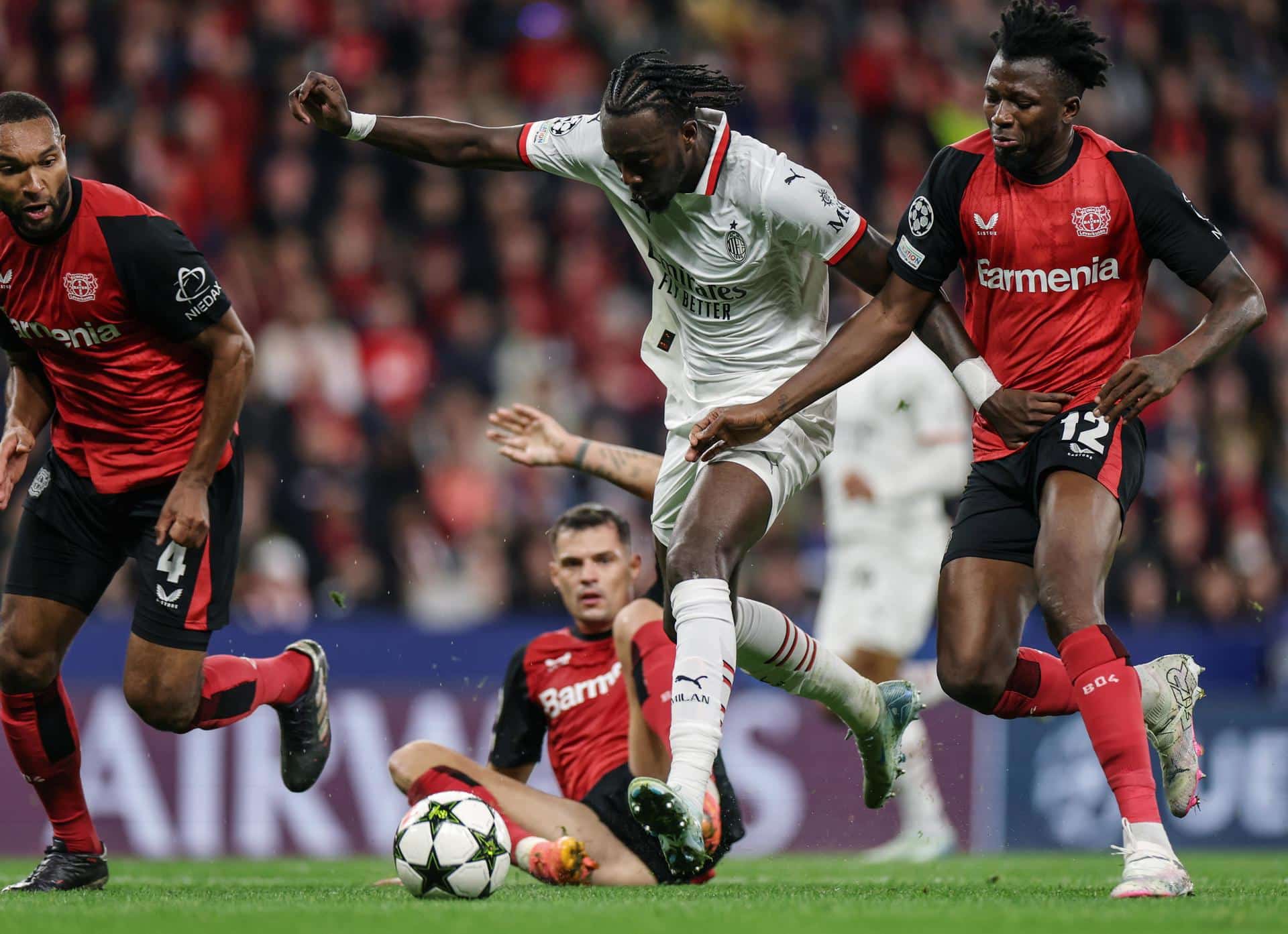 Tammy Abraham, del Milan (C), durante un partido de Liga de Campeones ante el Leverkusesen. EFE/EPA/CHRISTOPHER NEUNDORF