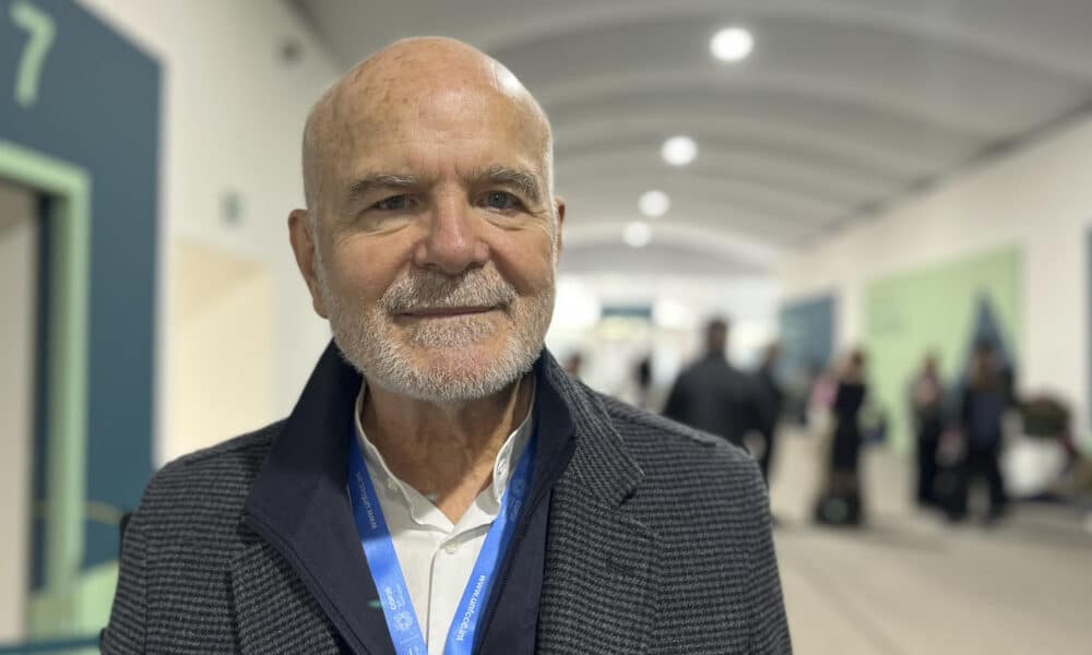 El relator de la ONU para los defensores ambientales, Michel Forst, denuncia el clima de miedo que se percibe en la COP29 de Bakú, a causa de la vigilancia y la represión sobre las voces críticas que ejerce Azerbaiyán, un país donde en los meses previos a la cumbre ha habido más de 300 activistas y periodistas detenidos. EFE/ Marta Montojo