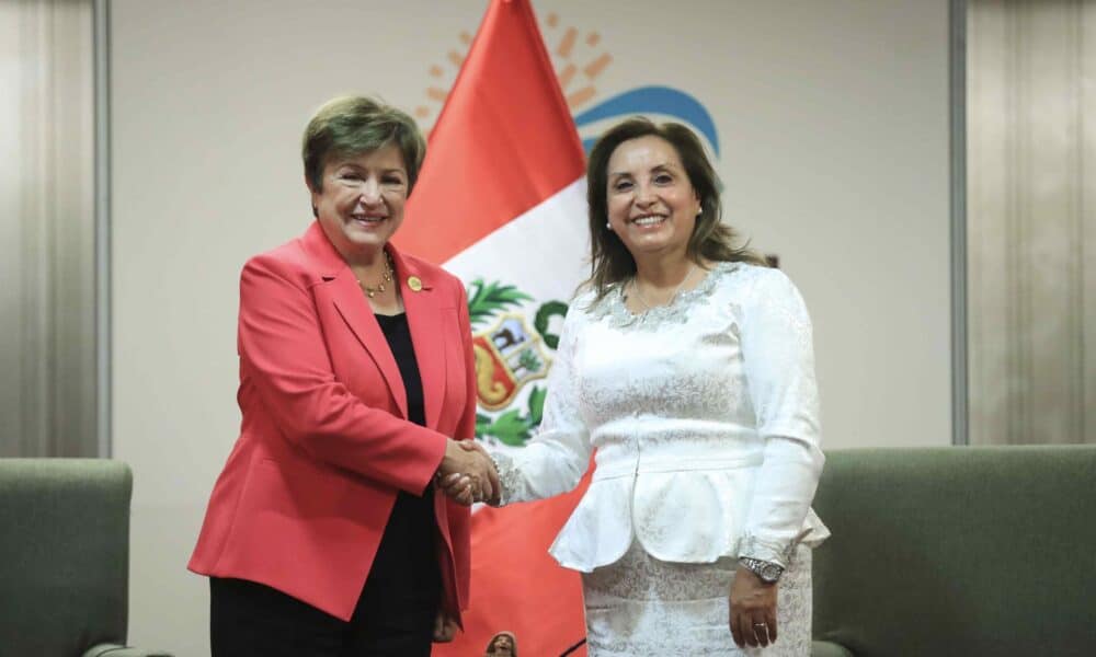 Fotografía cedida por la Presidencia de Perú de la mandataria peruana, Dina Boluarte (d), junto a la directora gerente del Fondo Monetario Internacional (FMI), Kristalina Georgieva, este viernes en Lima. EFE/ Presidencia De Perú