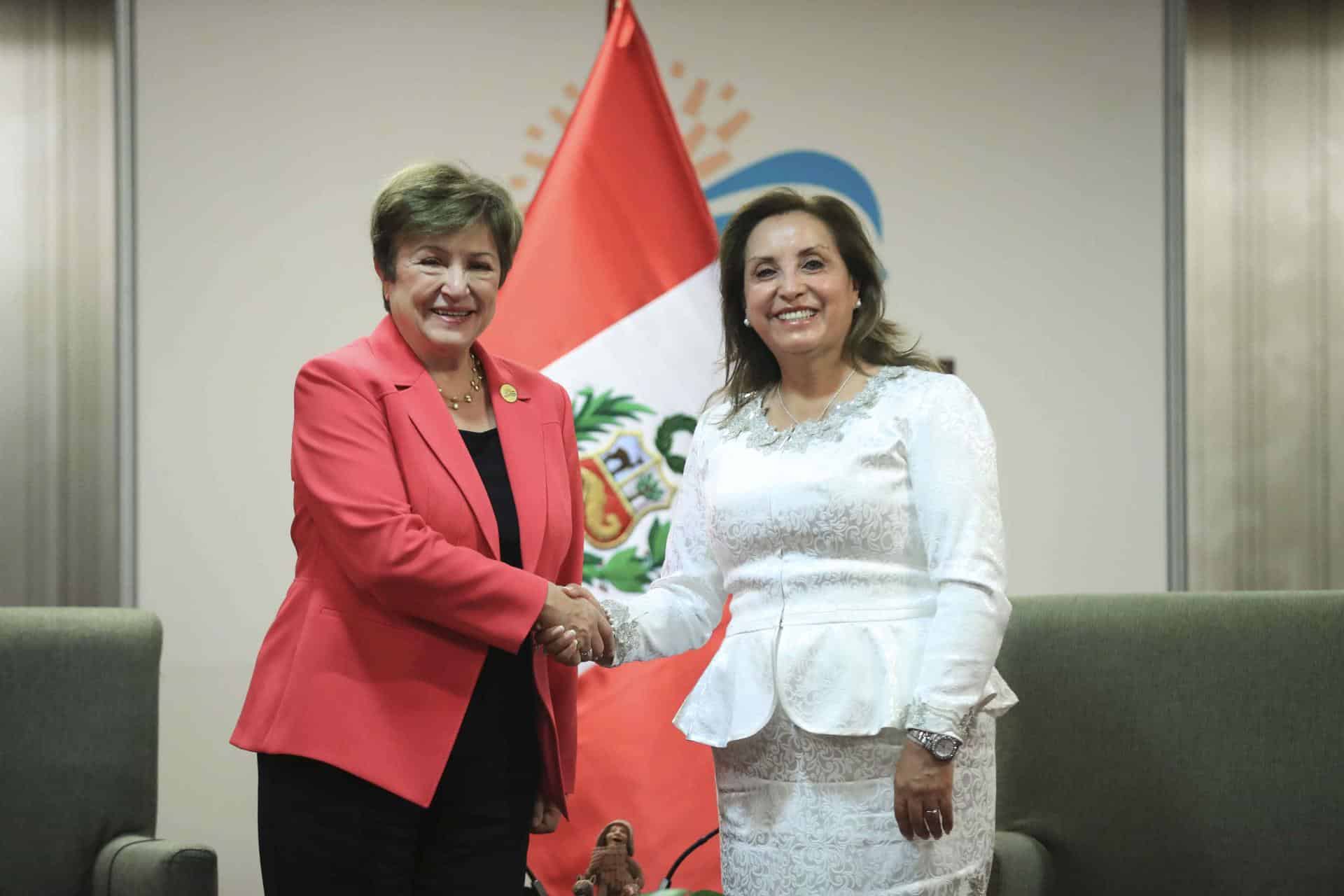 Fotografía cedida por la Presidencia de Perú de la mandataria peruana, Dina Boluarte (d), junto a la directora gerente del Fondo Monetario Internacional (FMI), Kristalina Georgieva, este viernes en Lima. EFE/ Presidencia De Perú