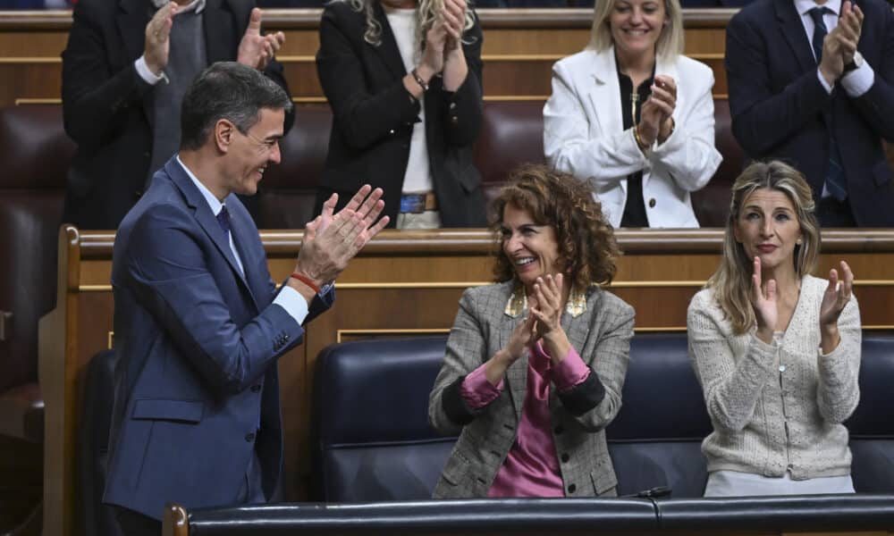 De izda a dcha; El presidente del Gobierno, Pedro Sánchez, y las vicepresidentas María Jesús Montero y Yolanda Díaz, aplauden durante el pleno celebrado este jueves en el Congreso de Los Diputados.- EFE/ Fernando Villar