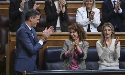 De izda a dcha; El presidente del Gobierno, Pedro Sánchez, y las vicepresidentas María Jesús Montero y Yolanda Díaz, aplauden durante el pleno celebrado este jueves en el Congreso de Los Diputados.- EFE/ Fernando Villar