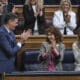 De izda a dcha; El presidente del Gobierno, Pedro Sánchez, y las vicepresidentas María Jesús Montero y Yolanda Díaz, aplauden durante el pleno celebrado este jueves en el Congreso de Los Diputados.- EFE/ Fernando Villar