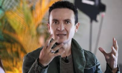 Fotografía del 23 de octubre de 2024 del cantante colombiano Fonseca hablando durante una entrevista con EFE, en Bogotá (Colombia).EFE/ Carlos Ortega