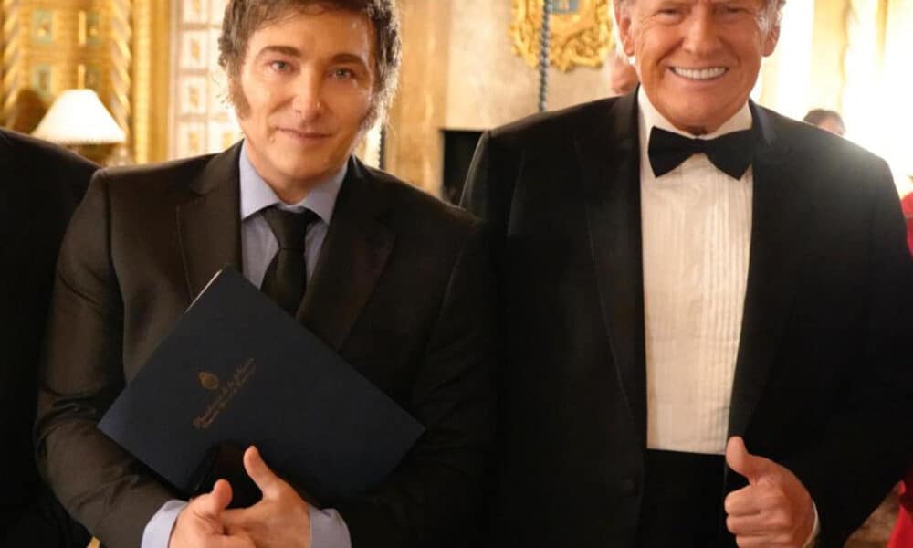 Fotografía tomada de una publicación de la cuenta oficial de la red social X del presidente de Argentina, Javier Milei (i), donde aparece junto al presidente electo de Estados Unidos, Donald Trump, durante un encuentro en Miami. EFE/ Cuenta De X De Javier Milei