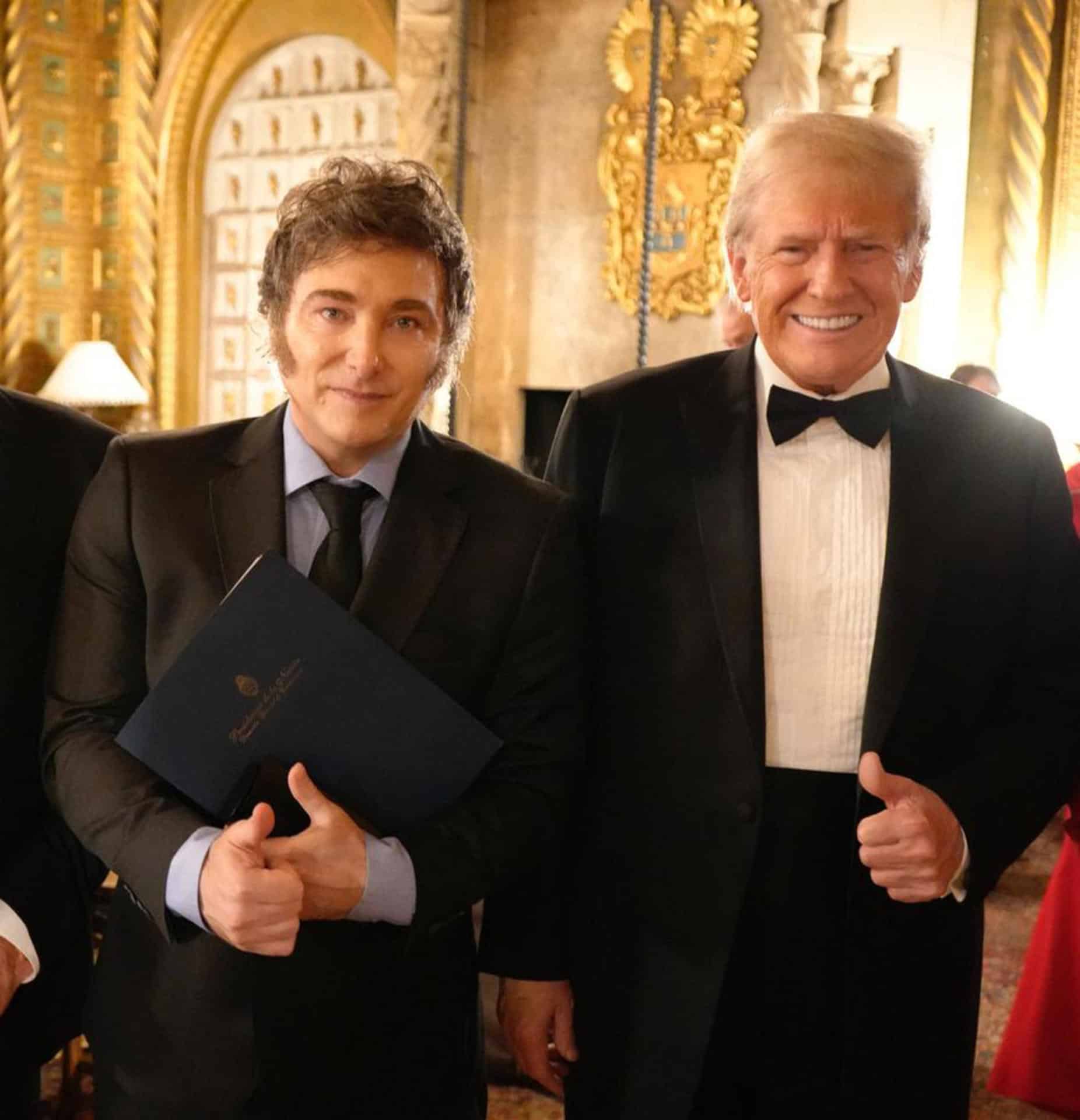 Fotografía tomada de una publicación de la cuenta oficial de la red social X del presidente de Argentina, Javier Milei (i), donde aparece junto al presidente electo de Estados Unidos, Donald Trump, durante un encuentro en Miami. EFE/ Cuenta De X De Javier Milei