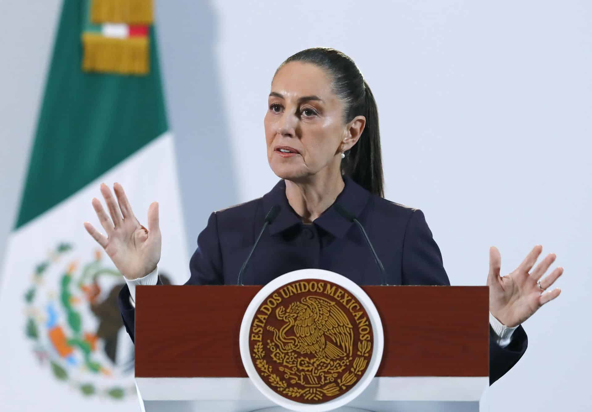 La presidenta de México, Claudia Sheinbaum, habla durante su conferencia de prensa este jueves en el Palacio Nacional de la Ciudad de México (México). EFE/ Mario Guzmán