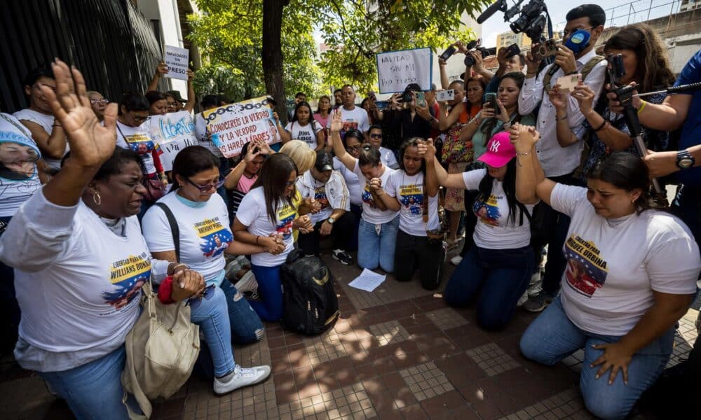 Personas se manifiestan frente al Palacio de Justicia, en Caracas, solicitando la libertad de sus familiares detenidos tras las elecciones presidenciales del 28 de julio en Venezuela. EFE/ Miguel Gutiérrez