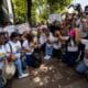 Personas se manifiestan frente al Palacio de Justicia, en Caracas, solicitando la libertad de sus familiares detenidos tras las elecciones presidenciales del 28 de julio en Venezuela. EFE/ Miguel Gutiérrez