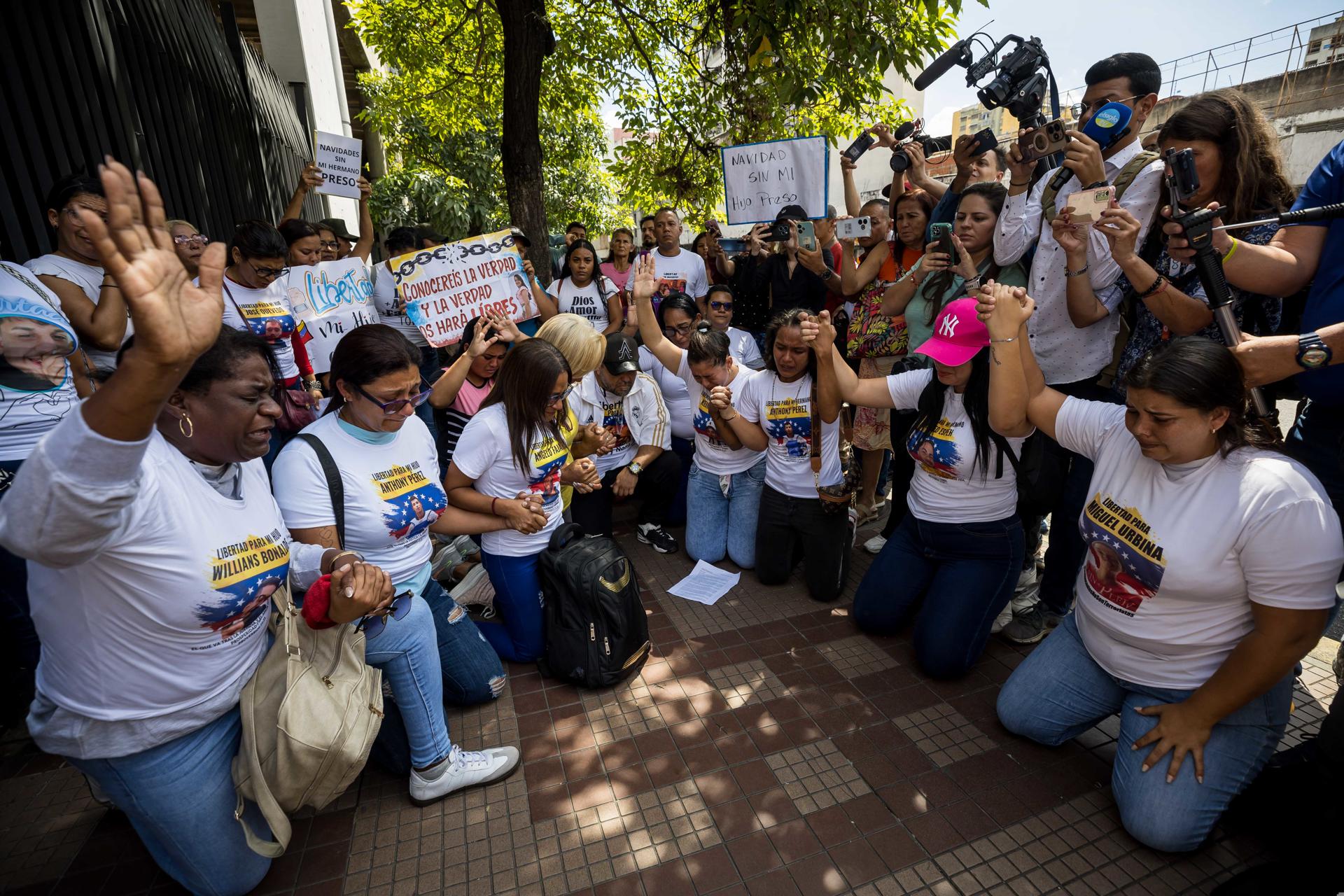 Personas se manifiestan frente al Palacio de Justicia, en Caracas, solicitando la libertad de sus familiares detenidos tras las elecciones presidenciales del 28 de julio en Venezuela. EFE/ Miguel Gutiérrez