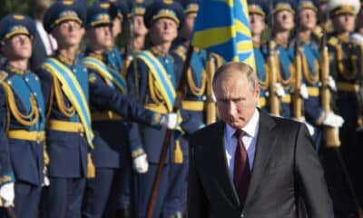 Foto archivo. El presidente ruso, Vladímir Putin (d), participa en una ceremonia en la Tumba del Soldado Desconocido en Kursk / **POOL**[**POOL**]