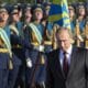 Foto archivo. El presidente ruso, Vladímir Putin (d), participa en una ceremonia en la Tumba del Soldado Desconocido en Kursk / **POOL**[**POOL**]