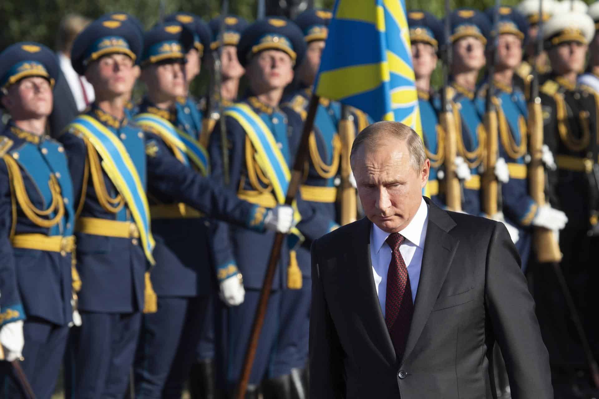 Foto archivo. El presidente ruso, Vladímir Putin (d), participa en una ceremonia en la Tumba del Soldado Desconocido en Kursk / **POOL**[**POOL**]