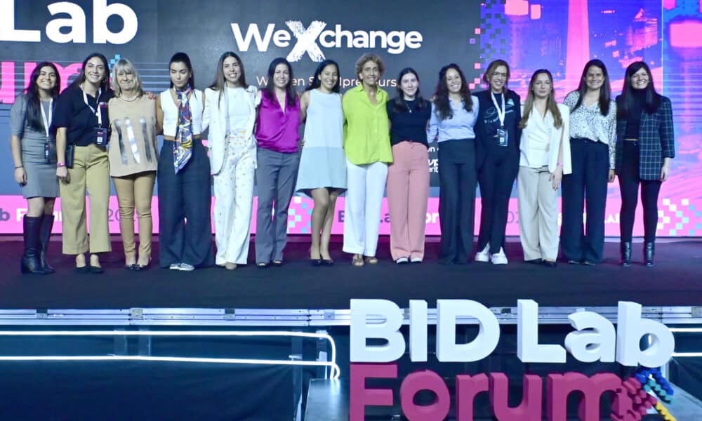 Participantes del panel WeXchange STEMpreneurs, posan durante la segunda jornada del BID Lab Forum, en Buenos Aires (Argentina). EFE/Matias Martin Campaya