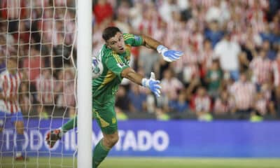 Emiliano Martínez de Argentina recibe una anotación durante un partido de las eliminatorias sudamericanas al Mundial de Fútbol 2026. EFE/ Juan Pablo Pino