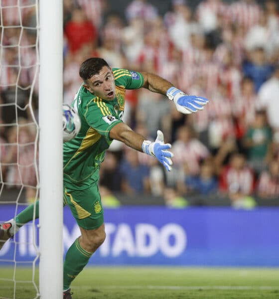 Emiliano Martínez de Argentina recibe una anotación durante un partido de las eliminatorias sudamericanas al Mundial de Fútbol 2026. EFE/ Juan Pablo Pino