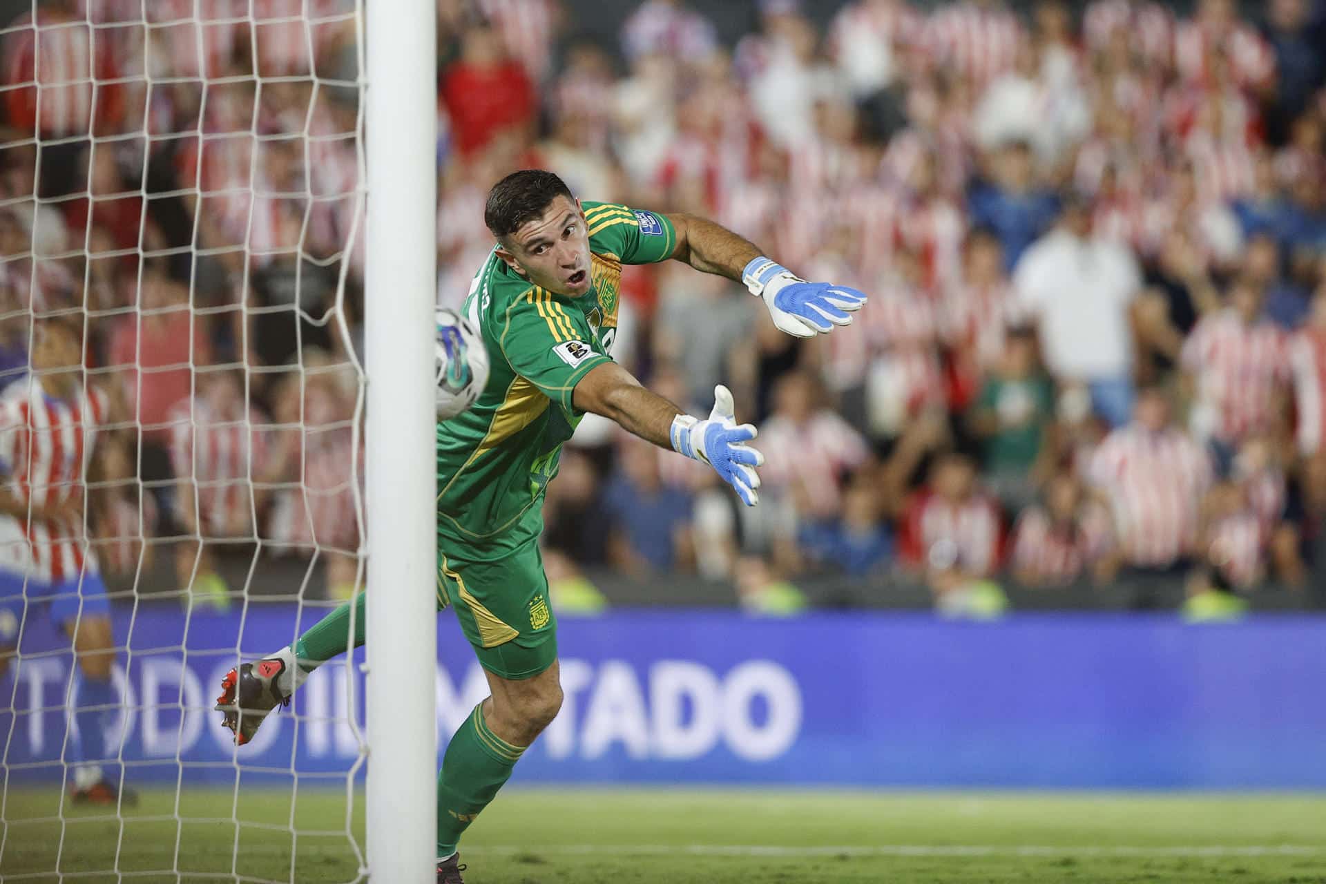 Emiliano Martínez de Argentina recibe una anotación durante un partido de las eliminatorias sudamericanas al Mundial de Fútbol 2026. EFE/ Juan Pablo Pino