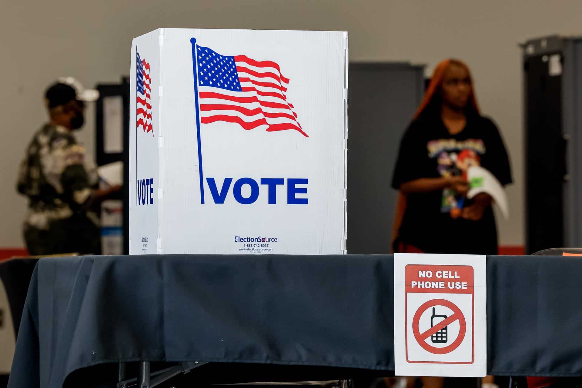 Imagen de un puesto de votación anticipada en Fulton County's, en Atlanta (Georgia, EE.UU.). EFE/EPA/Erik S. Lesser