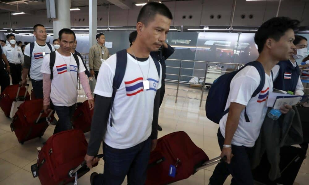 Fotografía de archivo del regreso a Bangkok de un grupo de tailandeses que habían sido secuestrados por Hamás, durante el ataque el 7 de octubre de 2023 contra poblaciones del sur de Israel.
EFE/EPA/NARONG SANGNAK