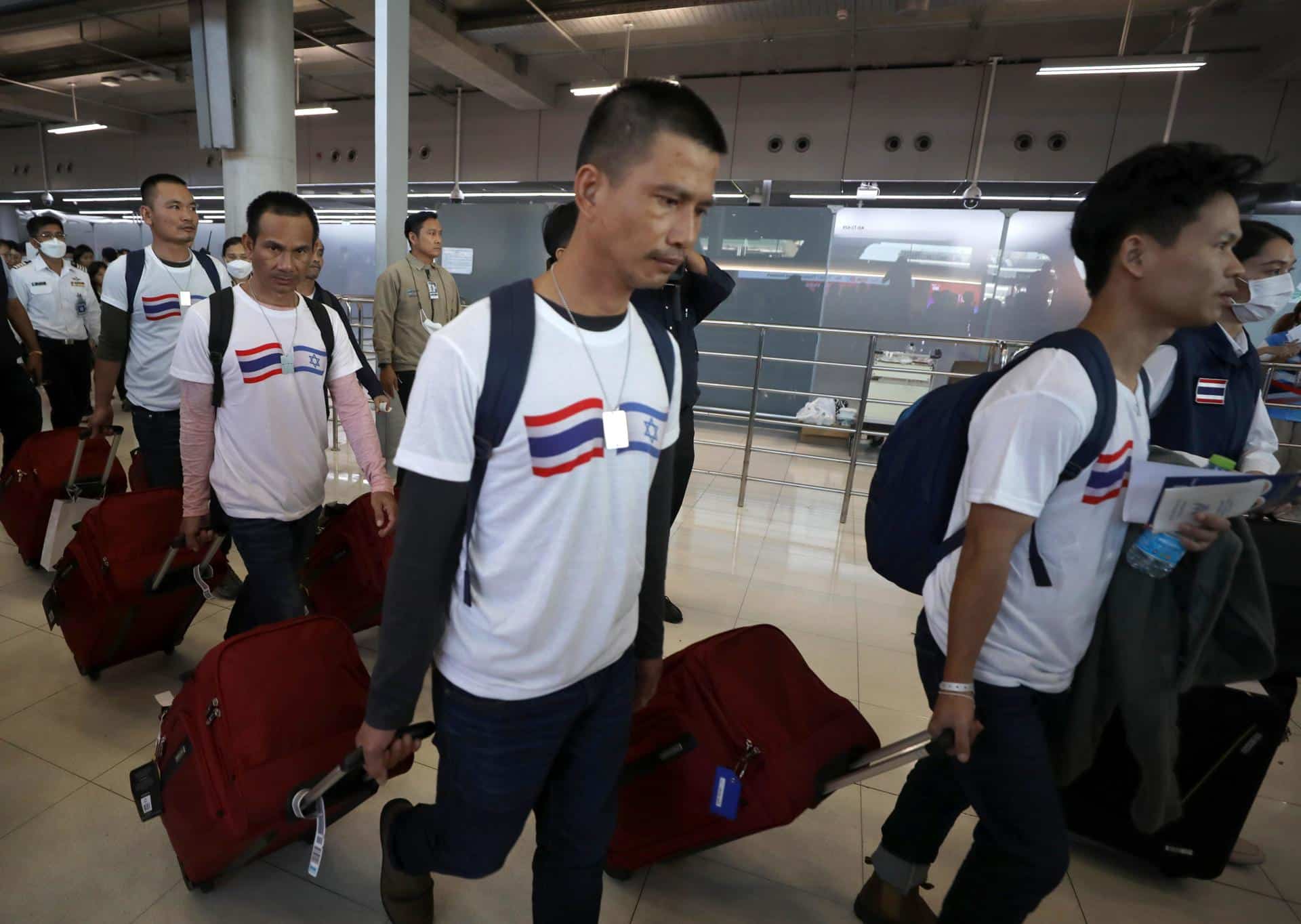 Fotografía de archivo del regreso a Bangkok de un grupo de tailandeses que habían sido secuestrados por Hamás, durante el ataque el 7 de octubre de 2023 contra poblaciones del sur de Israel.
EFE/EPA/NARONG SANGNAK