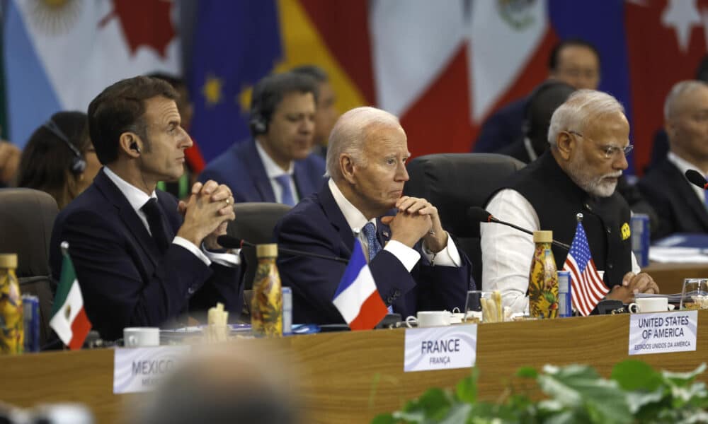 Los presidentes de Francia, Emmanuel Macron (i), de Estados Unidos, Joe Biden (c) y de India, Narendra Modi (d), participan durante la apertura de la Cumbre de jefes de Estado del G20 que comenzó este lunes en Río de Janeiro (Brasil). EFE/ Antonio Lacerda