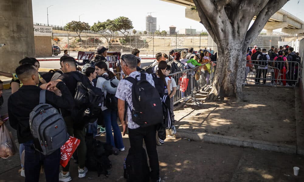 Migrantes hacen fila para solicitar papeles migratorios, en la ciudad de Tijuana, en el estado de Baja California (México). Imagen de archivo. EFE/ Joebeth Terríquez