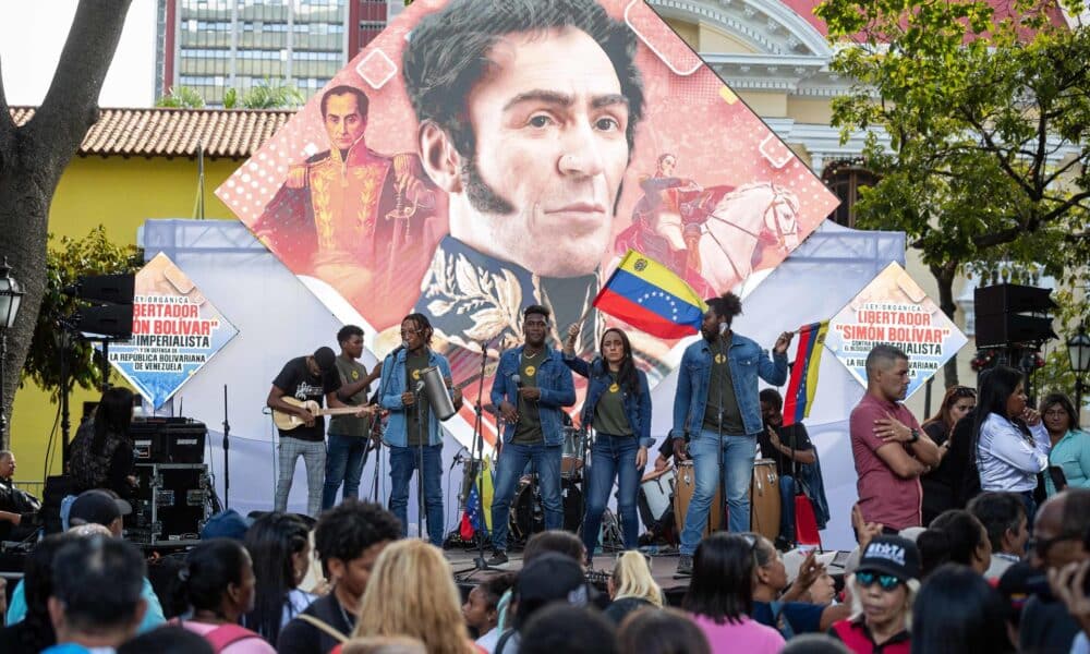 Músicos se presentan en un acto este jueves, en la plaza Bolívar en Caracas (Venezuela). EFE/ Ronald Peña