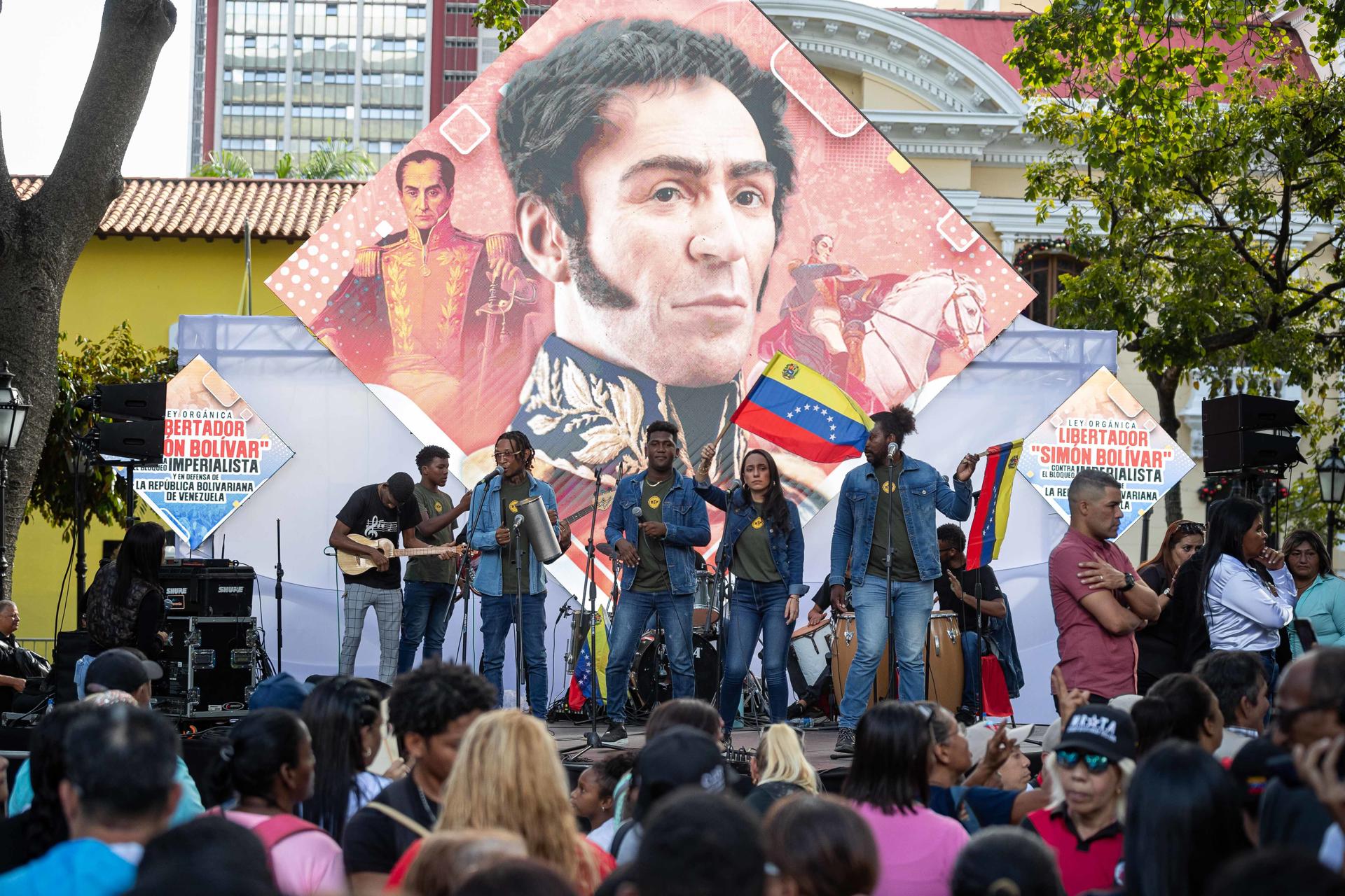 Músicos se presentan en un acto este jueves, en la plaza Bolívar en Caracas (Venezuela). EFE/ Ronald Peña