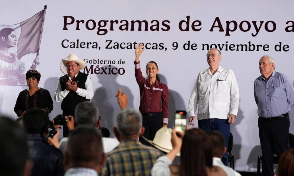 Fotografía cedida por la presidencia de México, de la mandataria de México, Claudia Sheinbaum (c), acompañada del gobernador del estado David Monreal (2-i), y del titular de la Secretaría de Agricultura y Desarrollo Rural (Sader), Julio Berdegué (2-d), durante un acto protocolario en la ciudad de Zacatecas (México). EFE/Presidencia de México