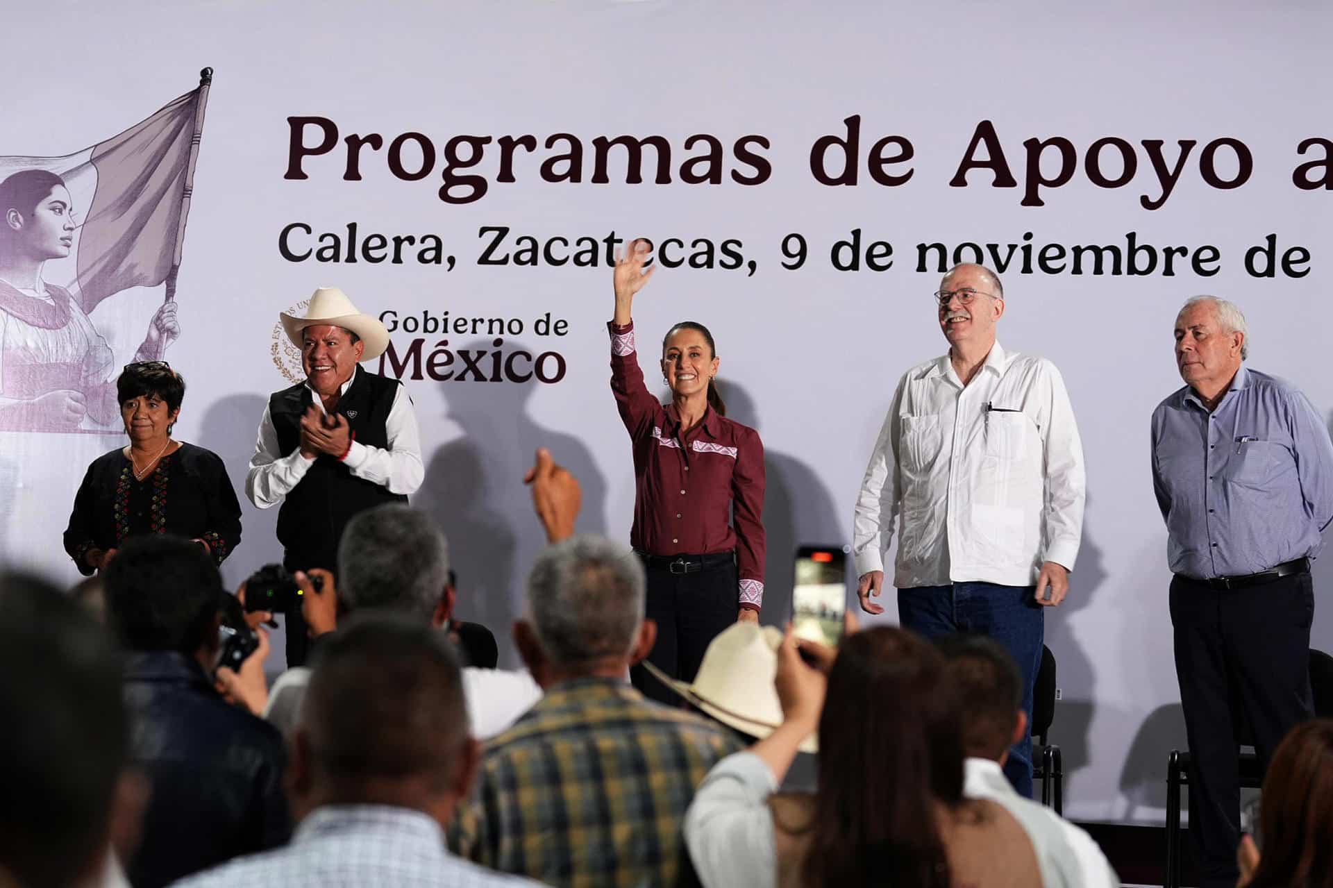 Fotografía cedida por la presidencia de México, de la mandataria de México, Claudia Sheinbaum (c), acompañada del gobernador del estado David Monreal (2-i), y del titular de la Secretaría de Agricultura y Desarrollo Rural (Sader), Julio Berdegué (2-d), durante un acto protocolario en la ciudad de Zacatecas (México). EFE/Presidencia de México