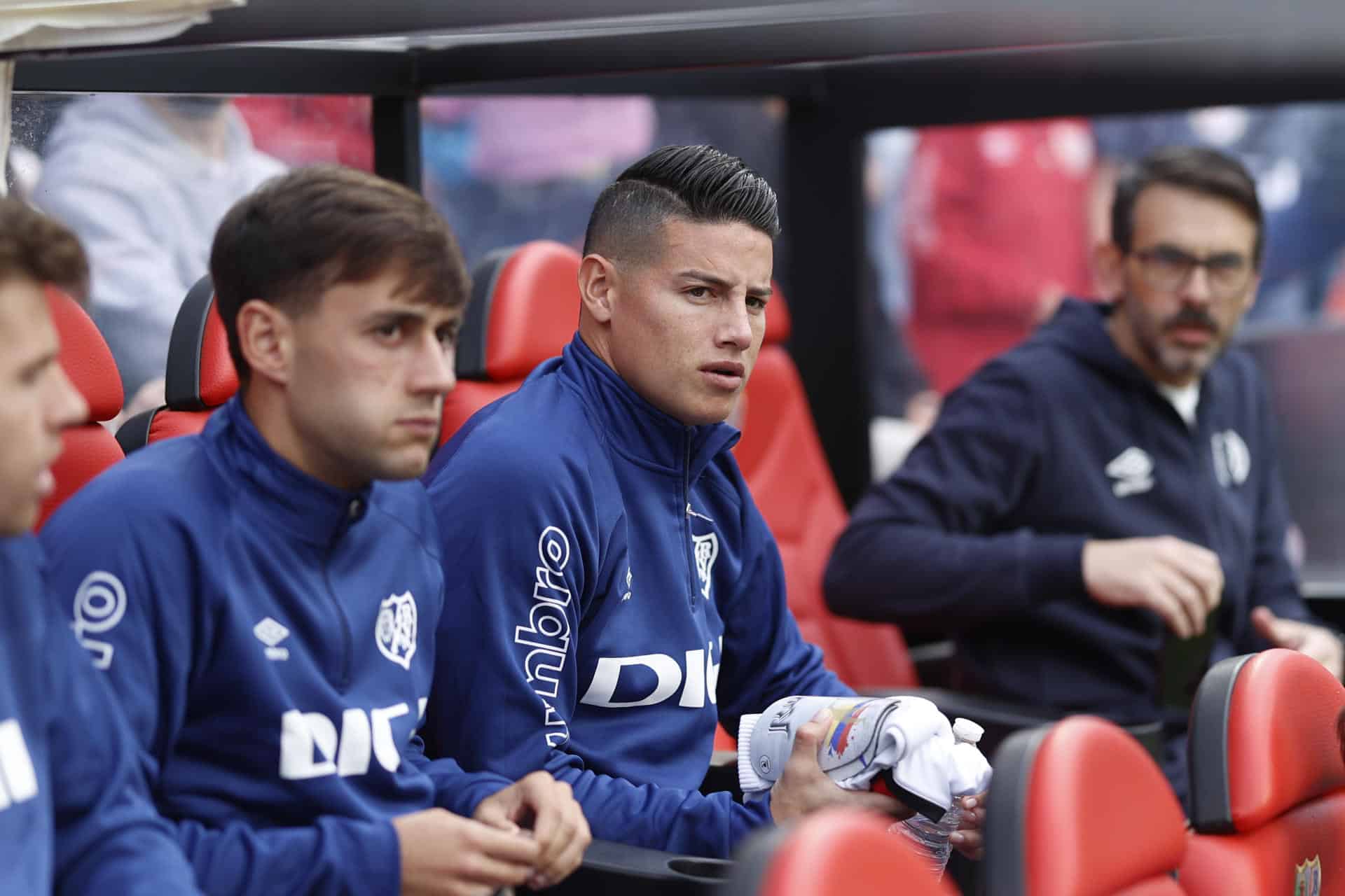 El centrocampista colombiano del Rayo Vallecano James Rodríguez (c) en el banquillo en foto de archivo de Rodrigo Jiménez. EFE