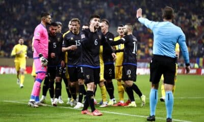 Jugadores de Kosovo antes de dejar el campo el pasado día 15 en el partido ante Rumanía. EFE/EPA/ROBERT GHEMENT