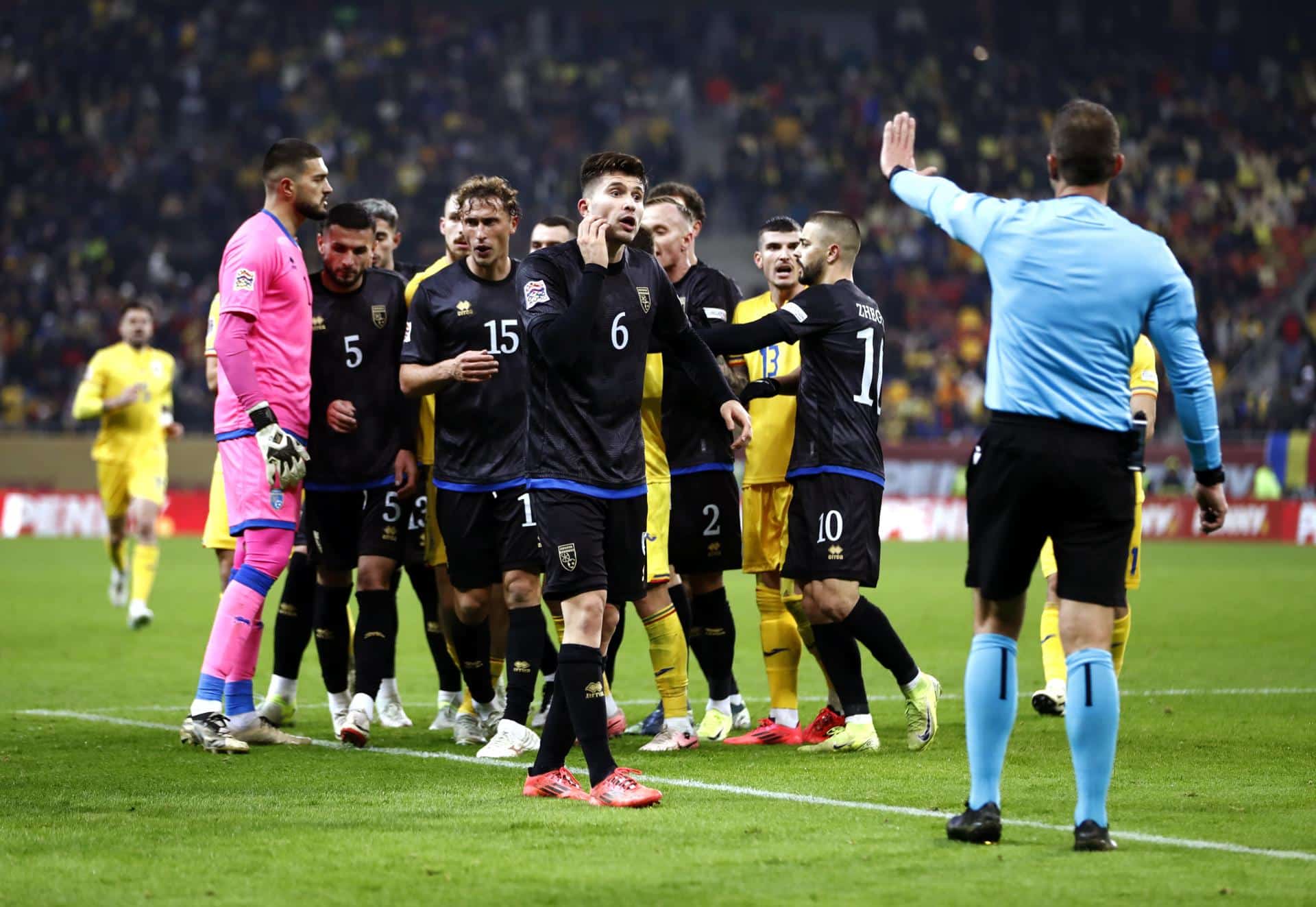 Jugadores de Kosovo antes de dejar el campo el pasado día 15 en el partido ante Rumanía. EFE/EPA/ROBERT GHEMENT