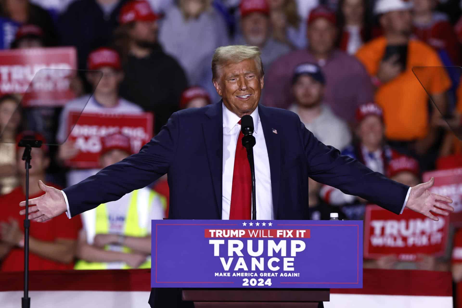 Fotografía que muestra al candidato presidencial republicano y expresidente de EE.UU., Donald Trump, hablando durante un mitin de su campaña electoral el pasado lunes en Grand Rapids, Michigan (Estados Unidos). EFE/Cj Gunther