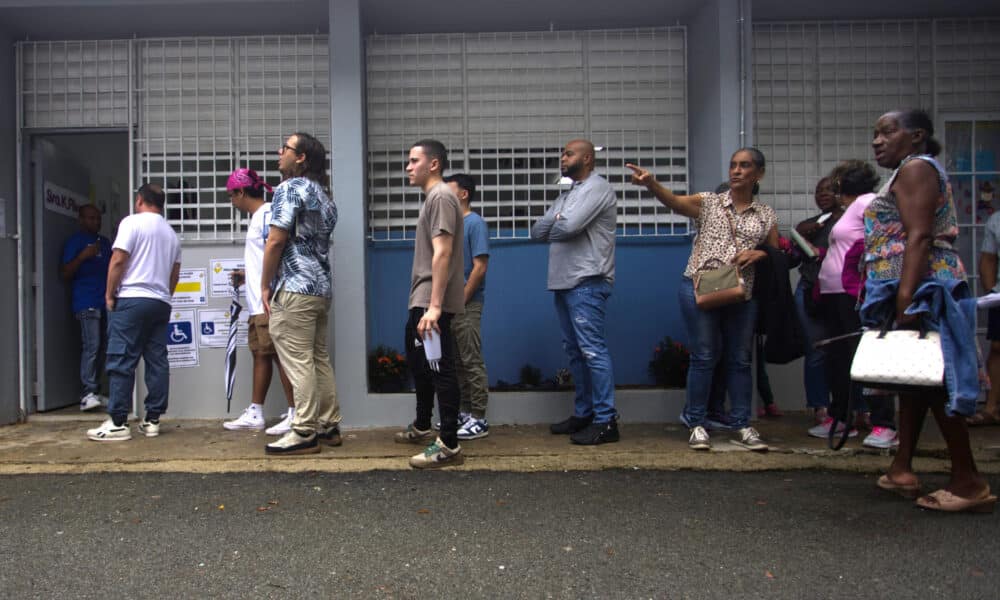 Personas hacen cola para depositar sus votos este martes en un centro de votación en Carolina (Puerto Rico). EFE/Thais Llorca