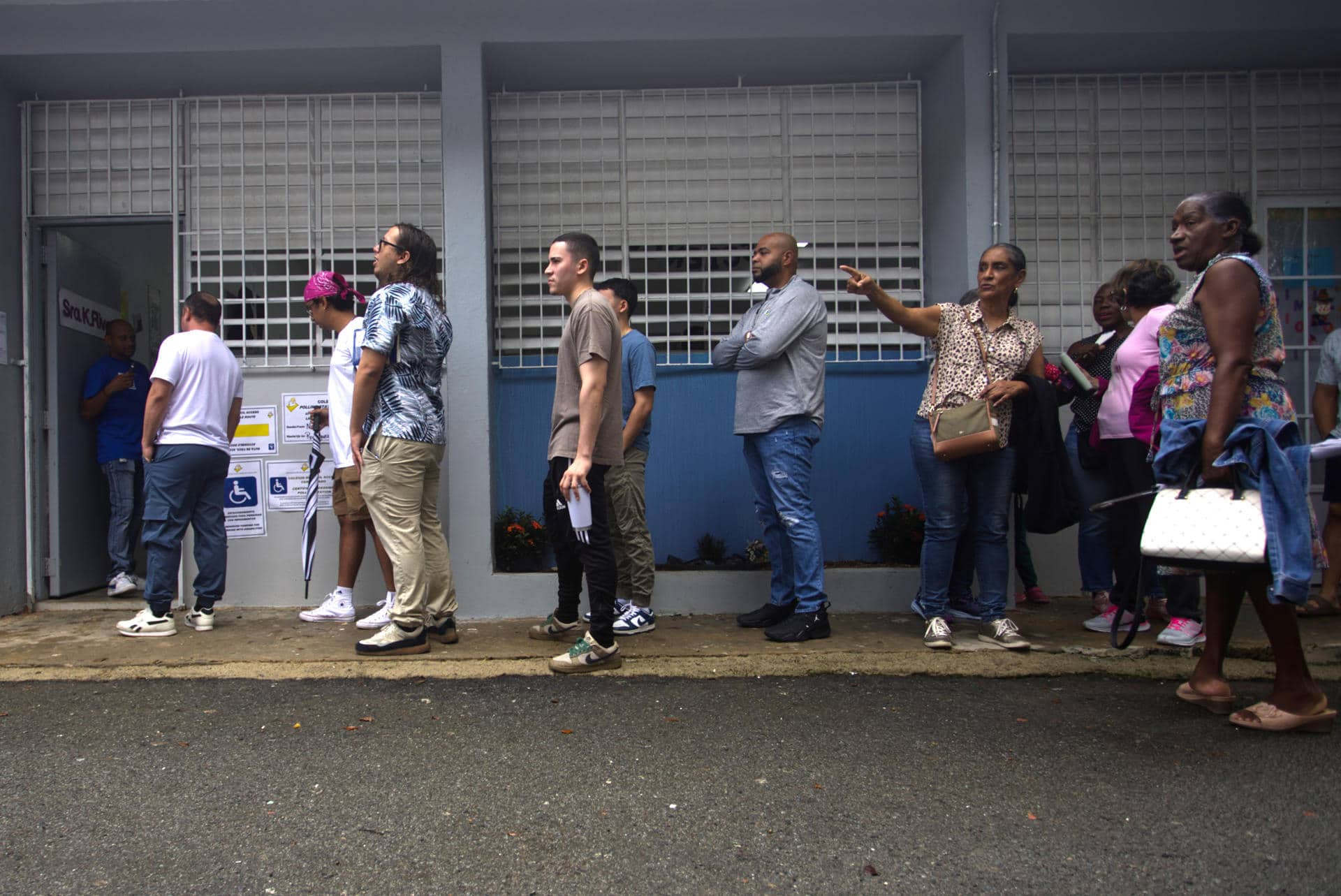 Personas hacen cola para depositar sus votos este martes en un centro de votación en Carolina (Puerto Rico). EFE/Thais Llorca