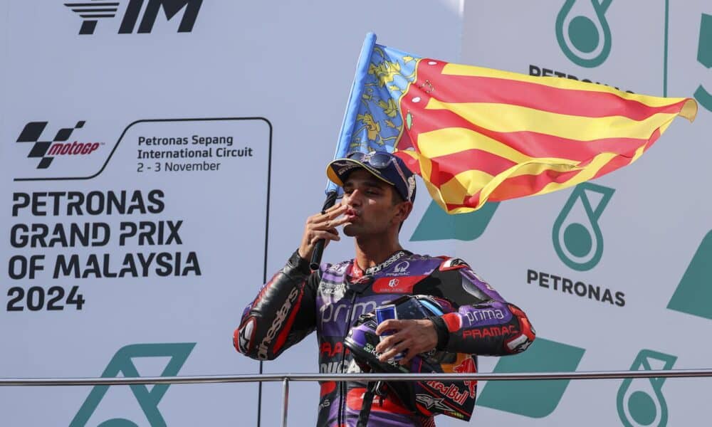 Jorge Martín, en el podio del GP de Malasia con la bandera de la Comunidad Valenciana en homenaje a las víctimas de la dana. EFE/EPA/FAZRY ISMAIL