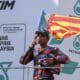 Jorge Martín, en el podio del GP de Malasia con la bandera de la Comunidad Valenciana en homenaje a las víctimas de la dana. EFE/EPA/FAZRY ISMAIL