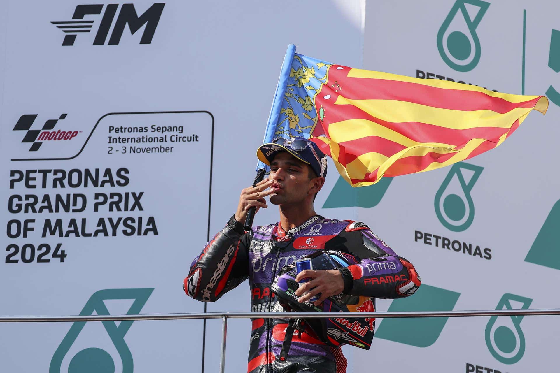 Jorge Martín, en el podio del GP de Malasia con la bandera de la Comunidad Valenciana en homenaje a las víctimas de la dana. EFE/EPA/FAZRY ISMAIL