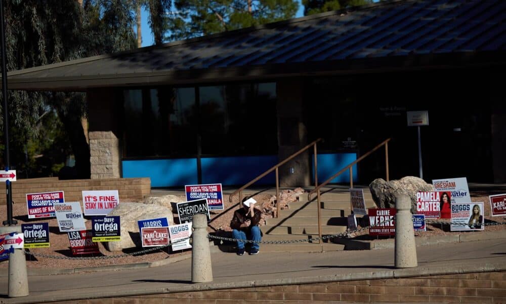 Una persona espera para emitir su voto en el Día de las Elecciones en Scottsdale, Arizona, EE.UU., 05 de noviembre de 2024. EFE/EPA/Allison Dinner