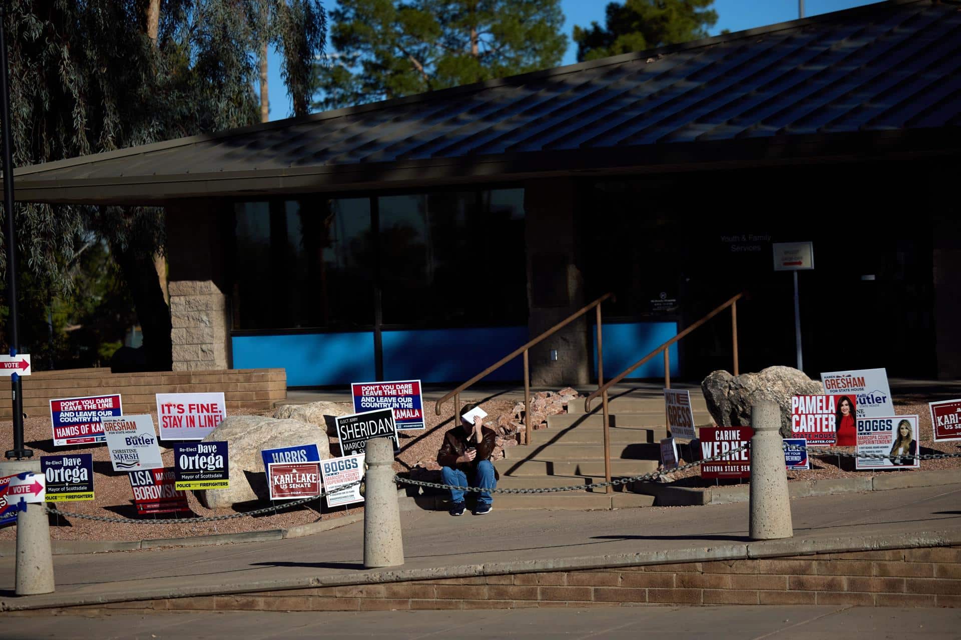 Una persona espera para emitir su voto en el Día de las Elecciones en Scottsdale, Arizona, EE.UU., 05 de noviembre de 2024. EFE/EPA/Allison Dinner